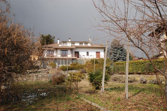 Detached house in Massino Visconti