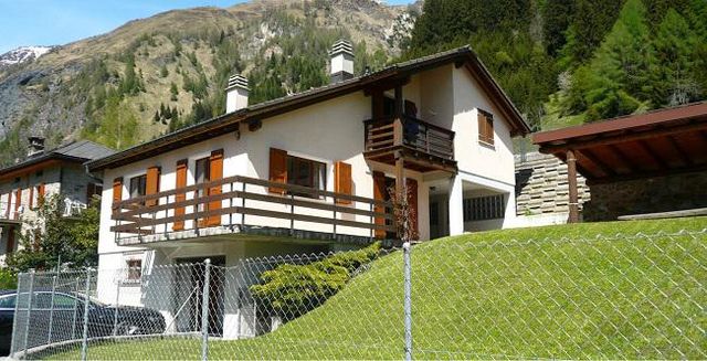 Detached house in Girone