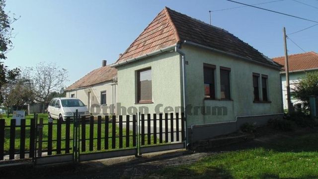 Detached house in Sarmellek