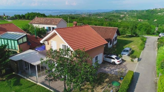 Detached house in Izola
