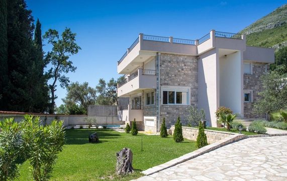 Villa in Rijeka Reževići
