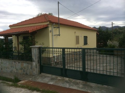 Detached house in Gardiki